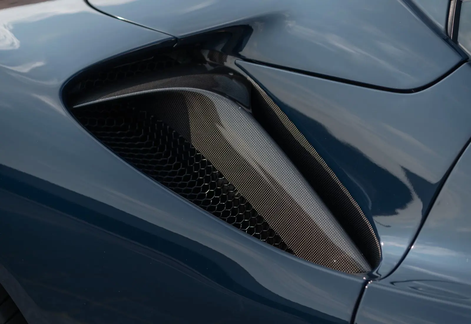 Ferrari SF90 Spider * CARBON(12x) * CARPLAY * LIFT * TWO-TONE *  - 117968