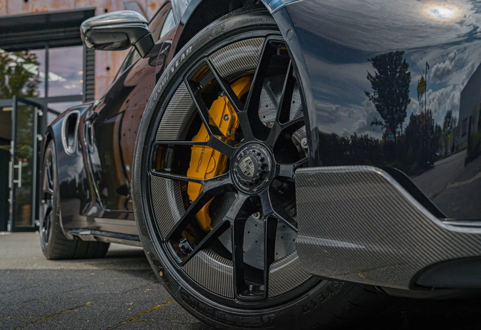 Porsche 911 Turbo S * 992.2 * MY26 * SPORTDES * CARBON EXTERIOR - 146898