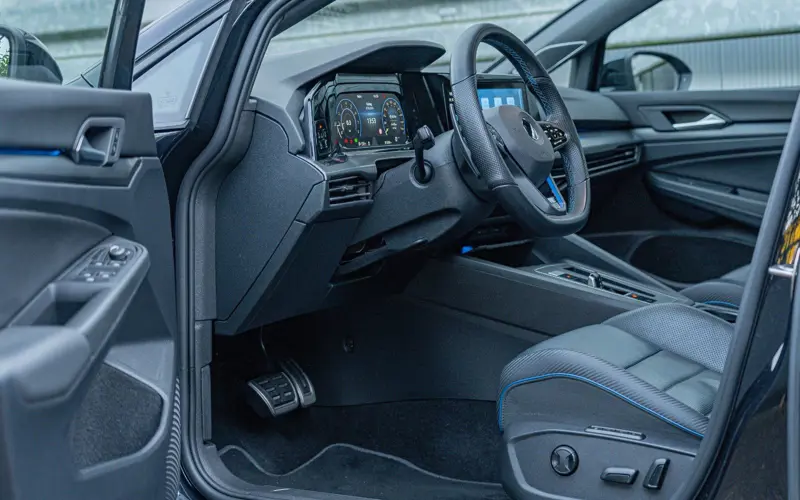 Volkswagen Golf VIII R * PERFORMANCE * AKRA * PANO * HUD * MAXTON * VO - 133468