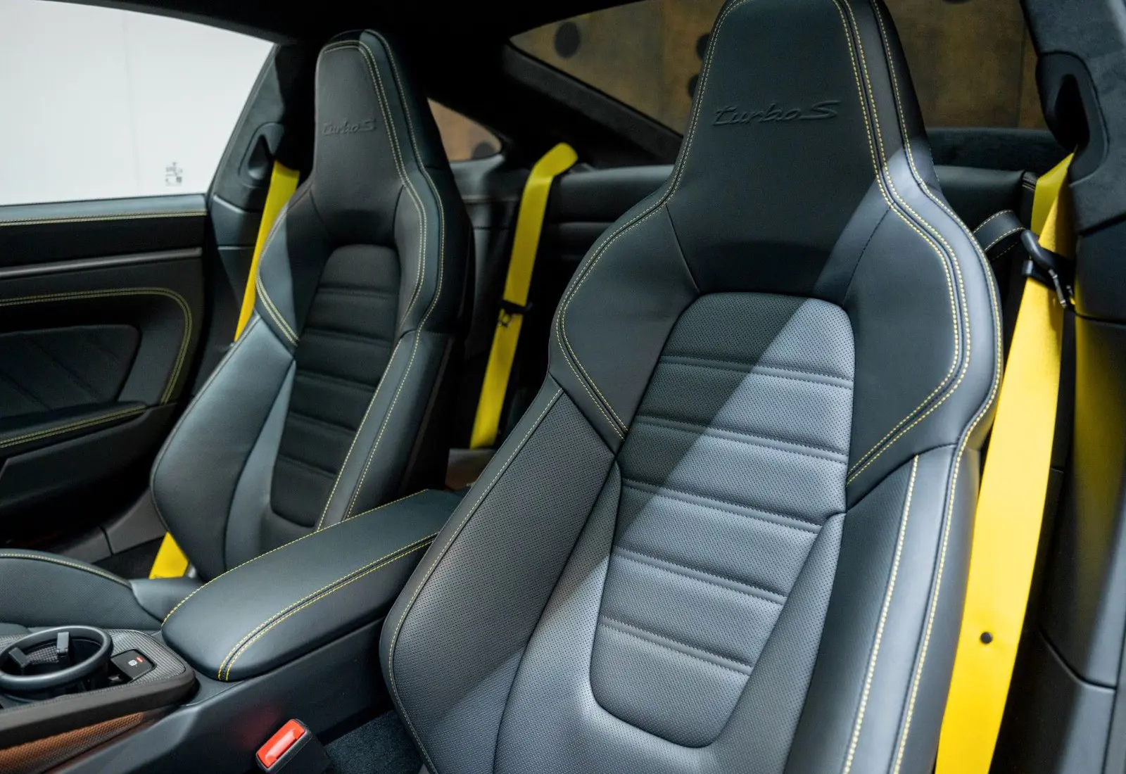 Porsche 911 Turbo S * 992.2 * MY26 * SPORTDES * CARBON EXTERIOR - 145935