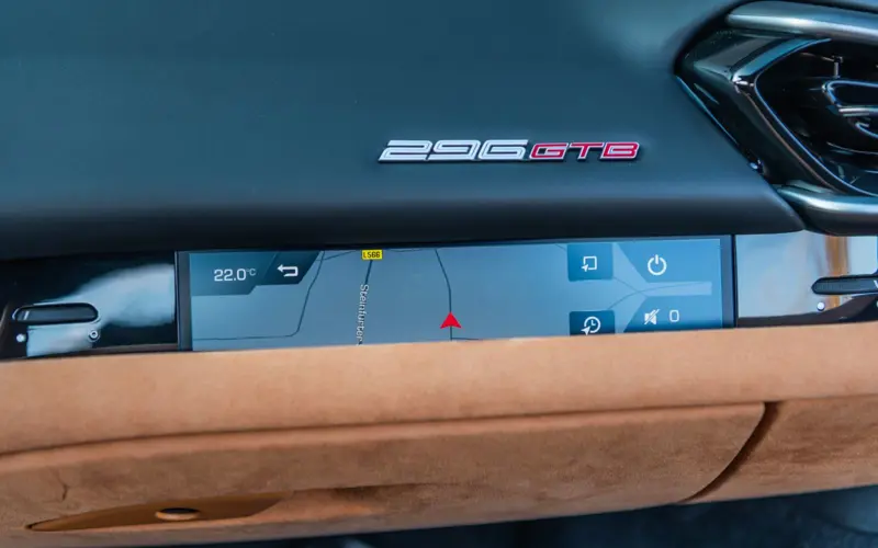 Ferrari 296 GTB * 1.HAND * CARBON * CARBON FELGEN * LIFT *  - 121380