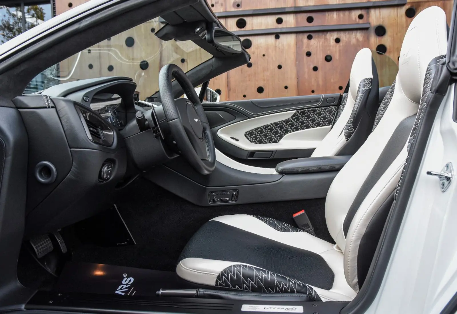 Aston Martin Vanquish Zagato Volante * 1 OF 99 *  - 110734