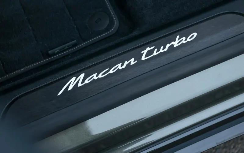 Porsche Macan Turbo Electric * INNO * P.DISPLAY * H.LENK * PANO - 115175