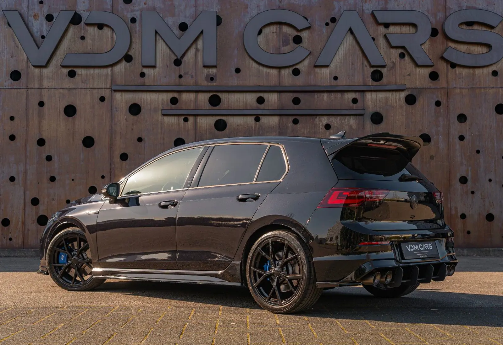 Volkswagen Golf VIII R * PERFORMANCE * AKRA * PANO * HUD * MAXTON * VO - 133456