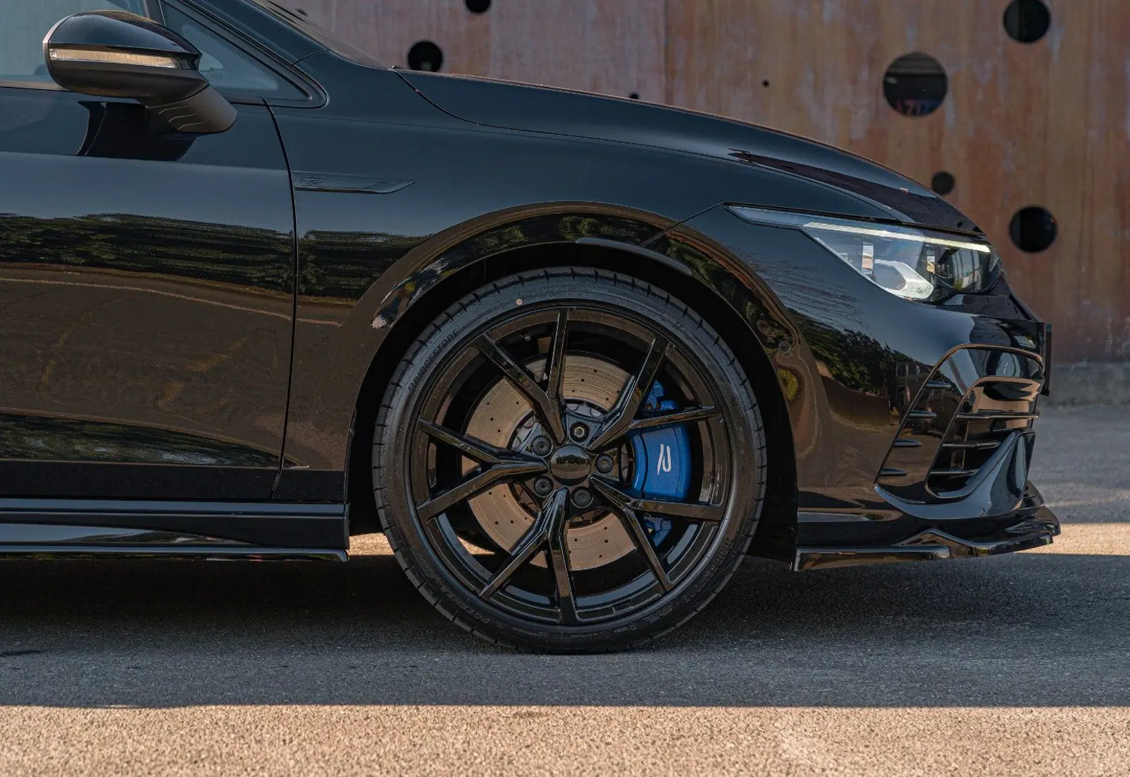 Volkswagen Golf VIII R * PERFORMANCE * AKRA * PANO * HUD * MAXTON * VO - 133461